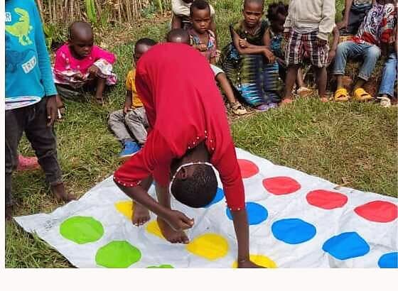 Kinder beim gemeinsamen Spielen — Projekt der Kette der Solidarität e.V. im Ausland