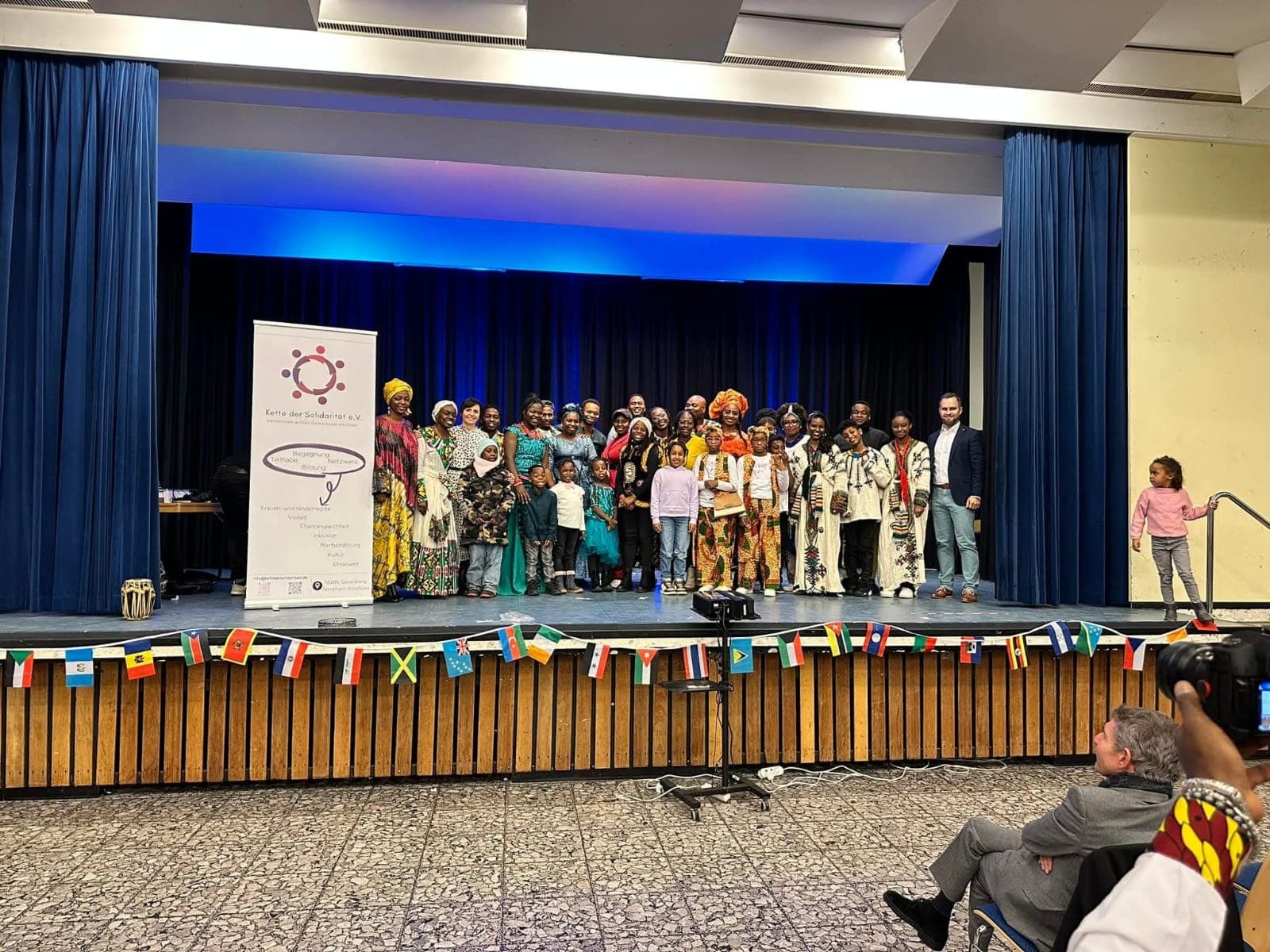 Der ganze Verein Kette der Solidarität e.V. auf der Bühne bei „All Nations auf der Bühne“ in Gevelsberg