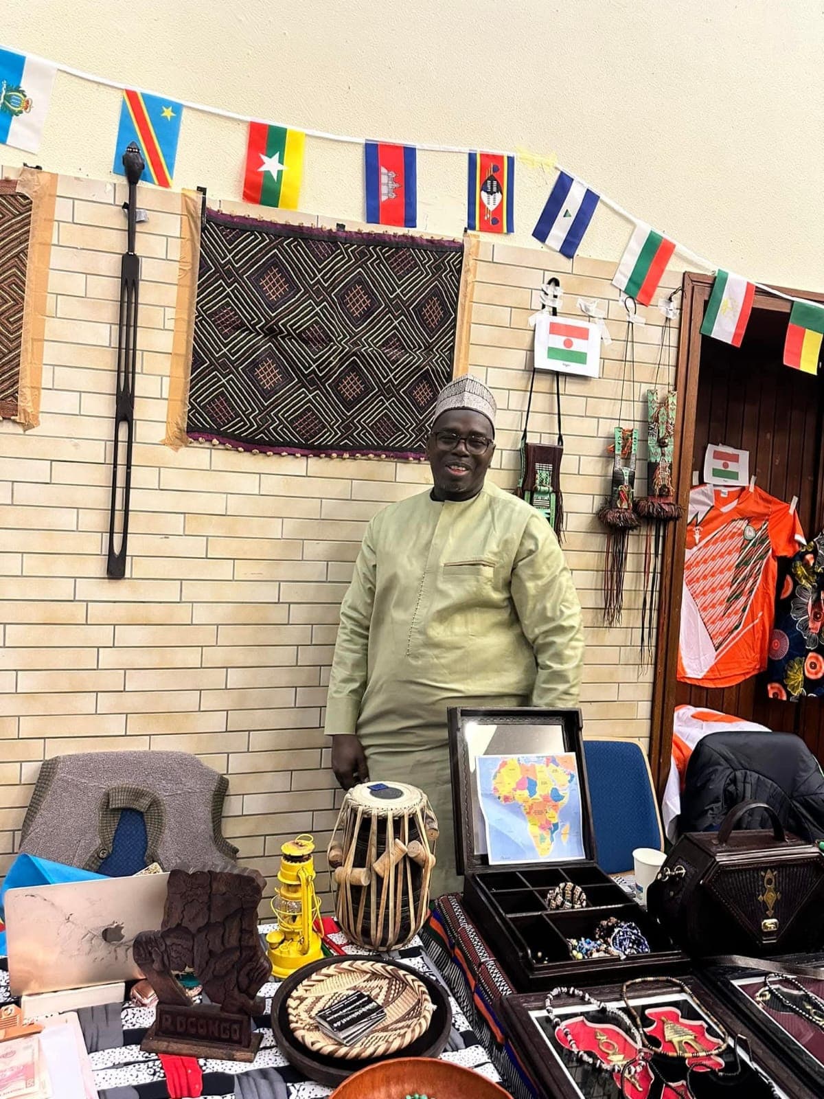 Kulturstand mit Flaggen und Afrika-Karte, u. a. zur DR Kongo — All Nations auf der Bühne, 23. November 2024