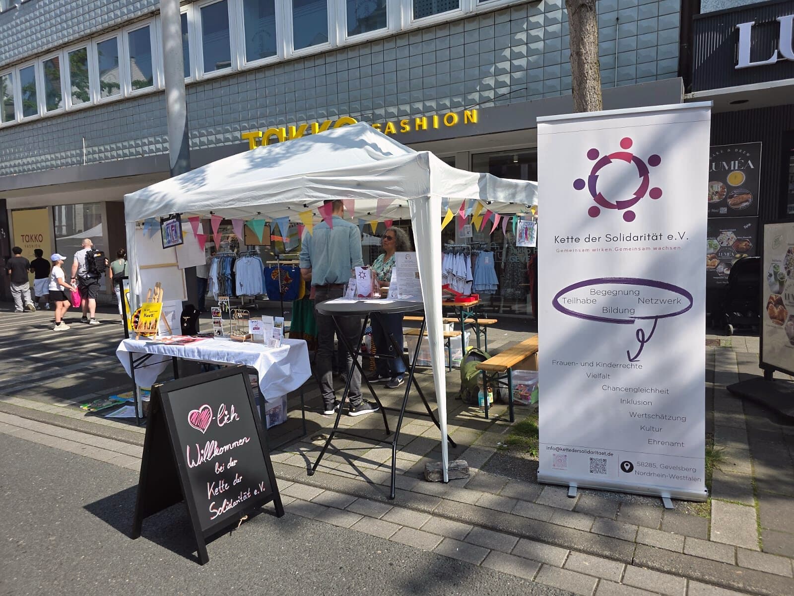 Kette der Solidarität e.V. mit Stand und Roll-up-Banner im Stadtraum von Gevelsberg