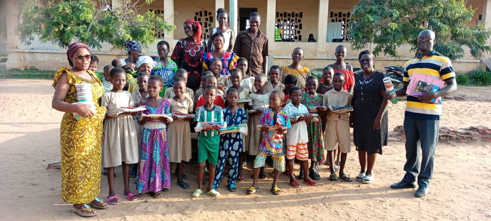 Übergabe von Schulmaterial an der Grundschule Kutschenritter in Aného, Togo