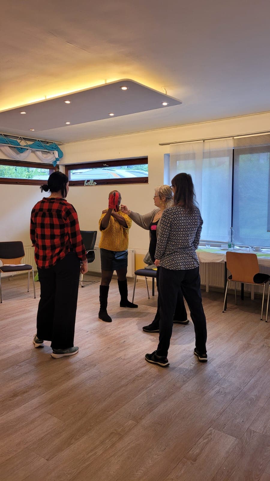 Frauen üben Selbstverteidigung im WenDo-Workshop im Empowerment-Space