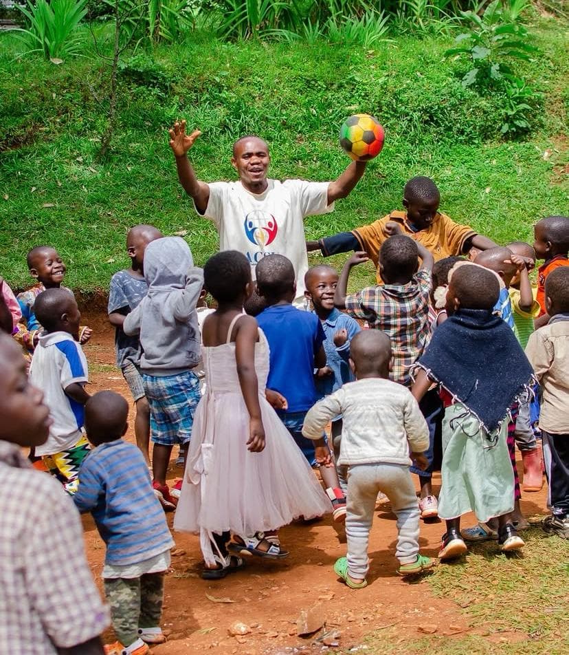 Viele fröhliche Kinder mit einem Ball im Ostkongo — Projektarbeit der Kette der Solidarität e.V.