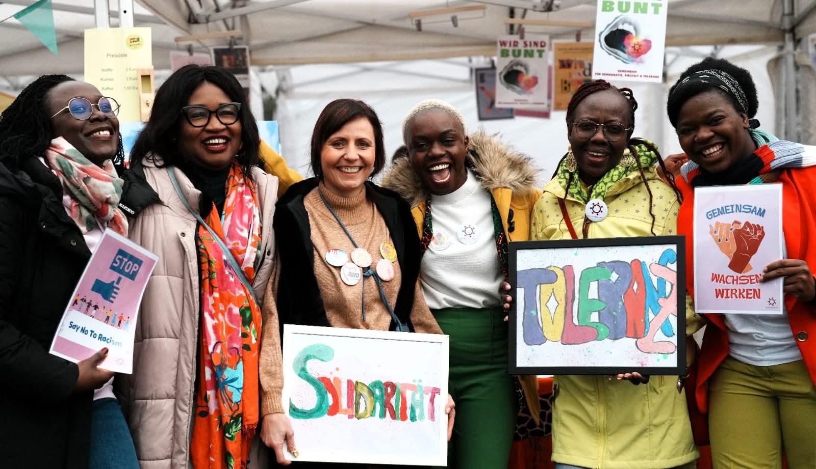 Frauen halten selbst gestaltete Schilder für Solidarität und Toleranz beim Friedensfest „Wir sind Bunt“ in Gevelsberg