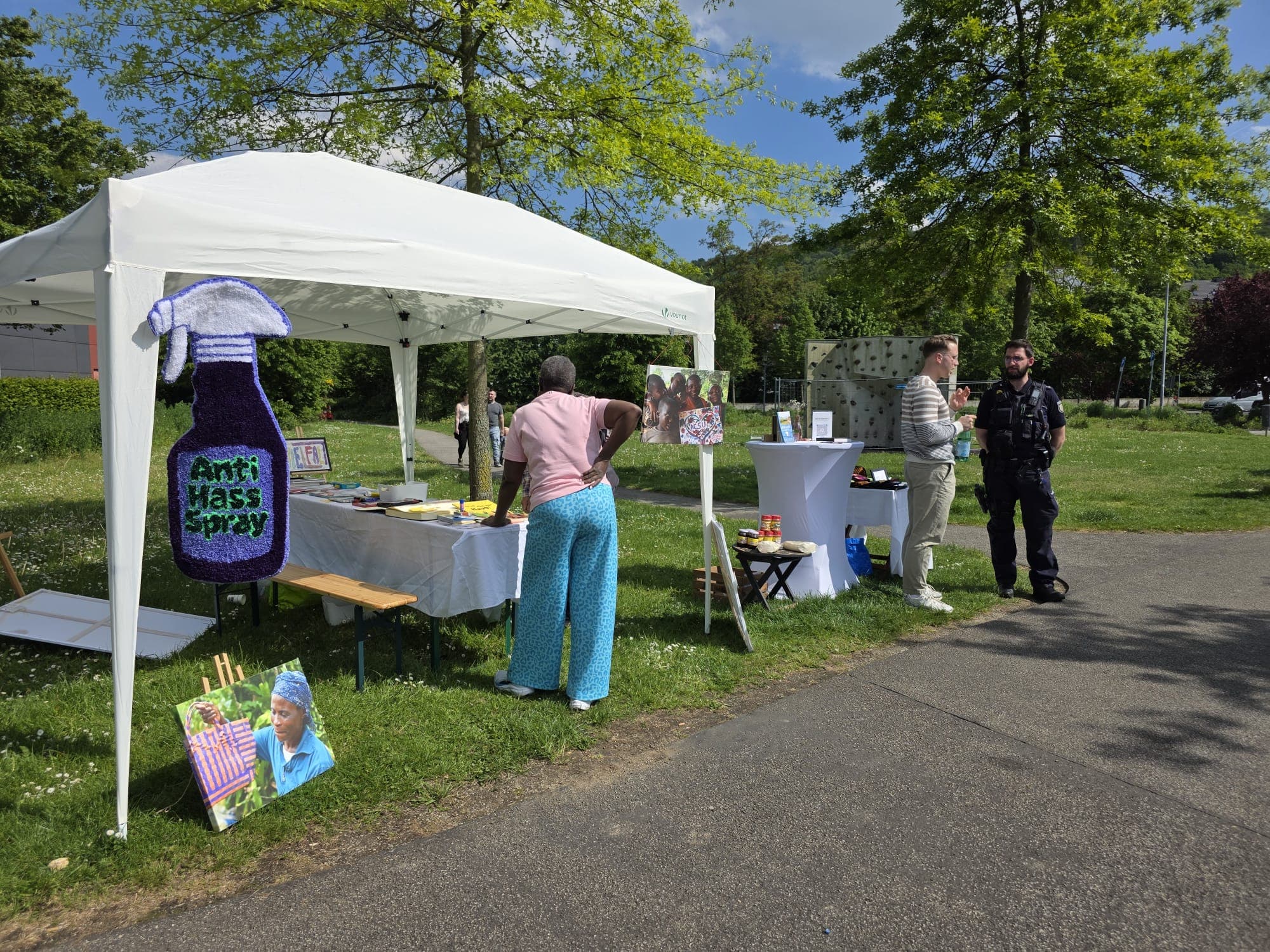 Info-Stand der Kette der Solidarität e.V. im Park — Begegnung und Gespräch im Stadtraum