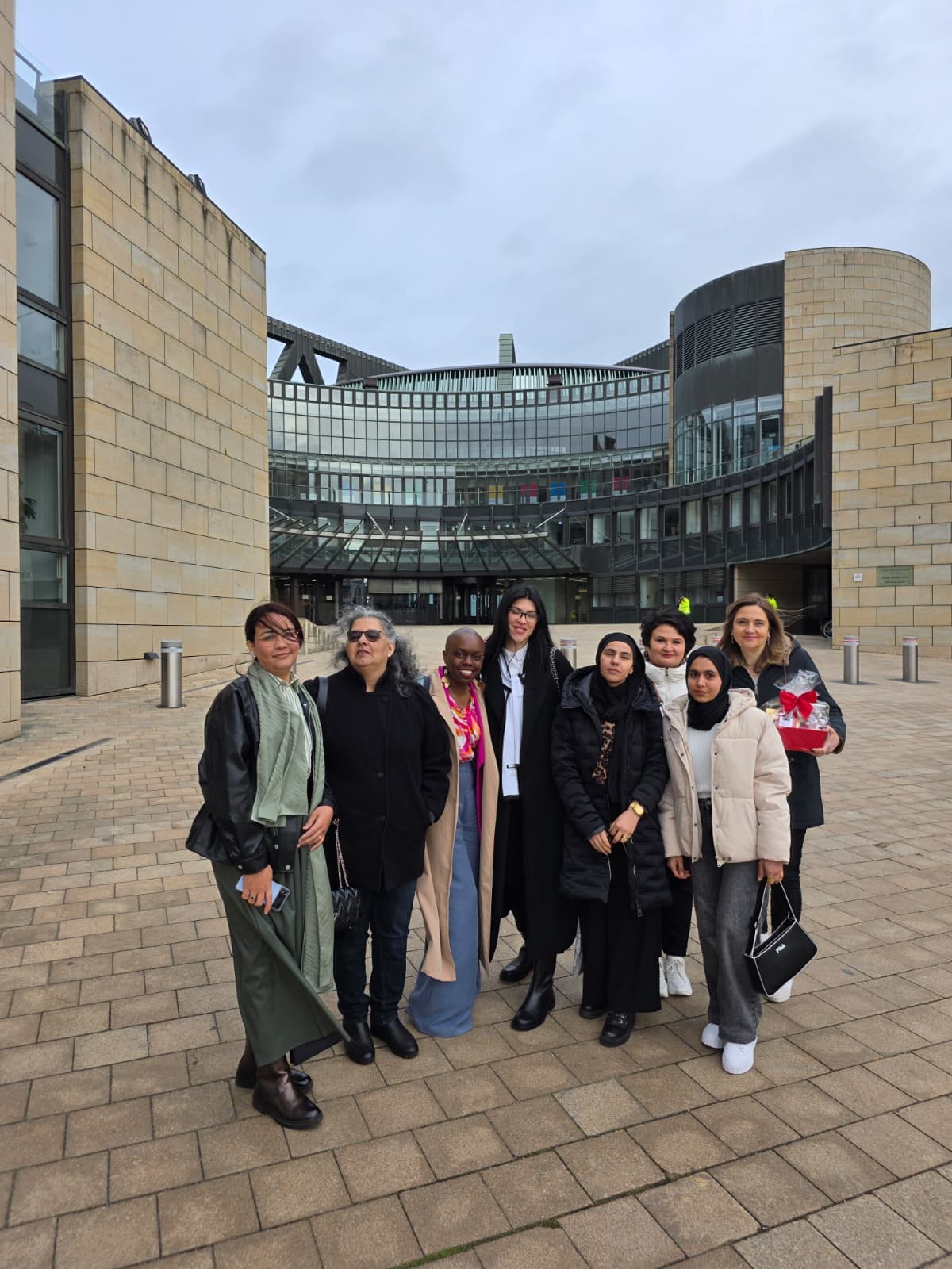 Gruppe der Kette der Solidarität e.V. vor dem Landtag Nordrhein-Westfalen in Düsseldorf